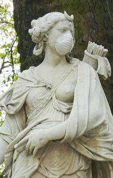 Photo de la statue de Diane chasseresse du Parc Royal de Bruxelles; elle est de plus affublée d'un masque protégeant de la poussière