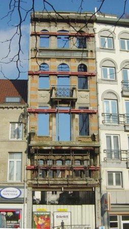 Photo d'une façade conservée alors que le reste de la maison a été abattu. Cliquer sur «pourrisme»