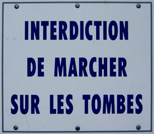 Panneau à l'entrée d'un cimetière, près de Blois: «Interdiction de marcher sur les tombes»