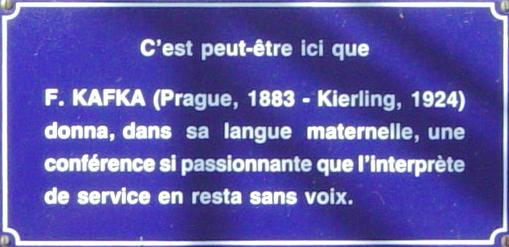 Plaque commémorative: «C'est peut-être ici que F. Kafka (Prague, 1883 - Kierling, 1924) donna, dans sa langue maternelle, une conférence si passionnante que l'interpète de service en resta sans voix.»