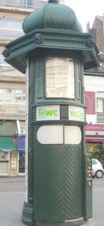 Photo de WC publics déguisés en colonne Morris (Place du Solbosch). A disparu depuis