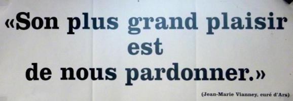 Photo d'une affiche chrétienne: «Son plus grand plaisir est de nous pardonner (Jean-Marie Vianney, curé d'Ars)»