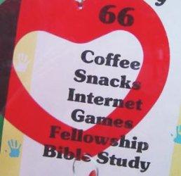Rappel: affiche d'une secte chrétienne indiquant «Café, bonbons, Internet, jeux, amitié, étude de la Bible»… (il faut cliquer pour voir l'image suivante)