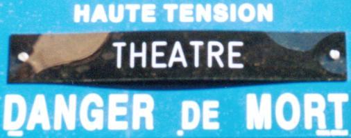 Photo d'un panneau «Haute tension - DANGER DE MORT» sur lequel est ajouté «THEATRE»