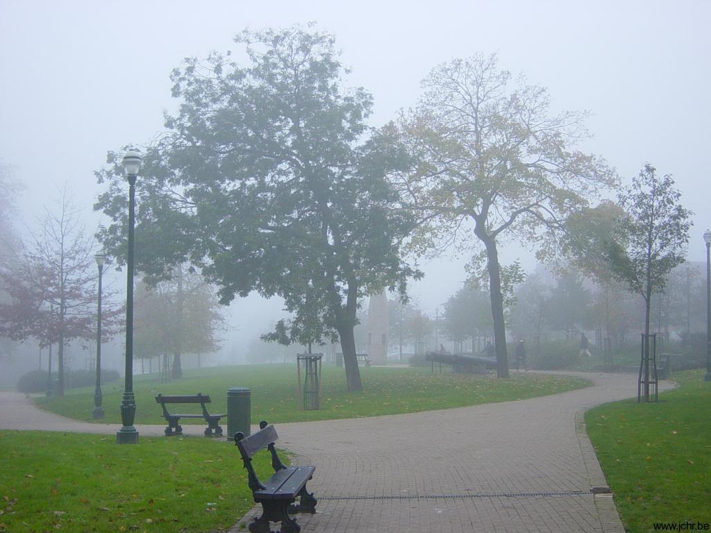 Grande photo du parc de la tour de Halle (grands boulevard de Bruxelles) par temps de brouillard; aucune voiture à l'horizon.