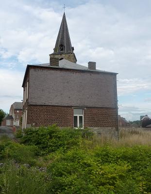 La cure et le clocher de l'église de Labuissière, vus du jardin abandonné (13.07.2009)