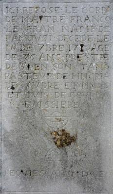 Une pierre tombale en face de l'église de Labuissière